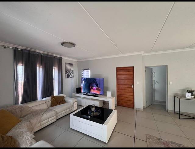 3 BEDROOM HOUSE FOR SALE IN THATCHFIELD